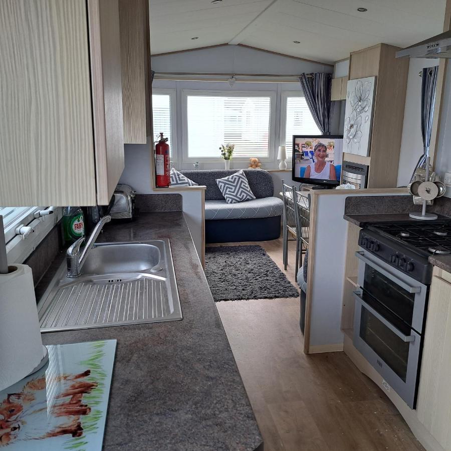 Cj & Daisies Holiday Home Престатин Экстерьер фото