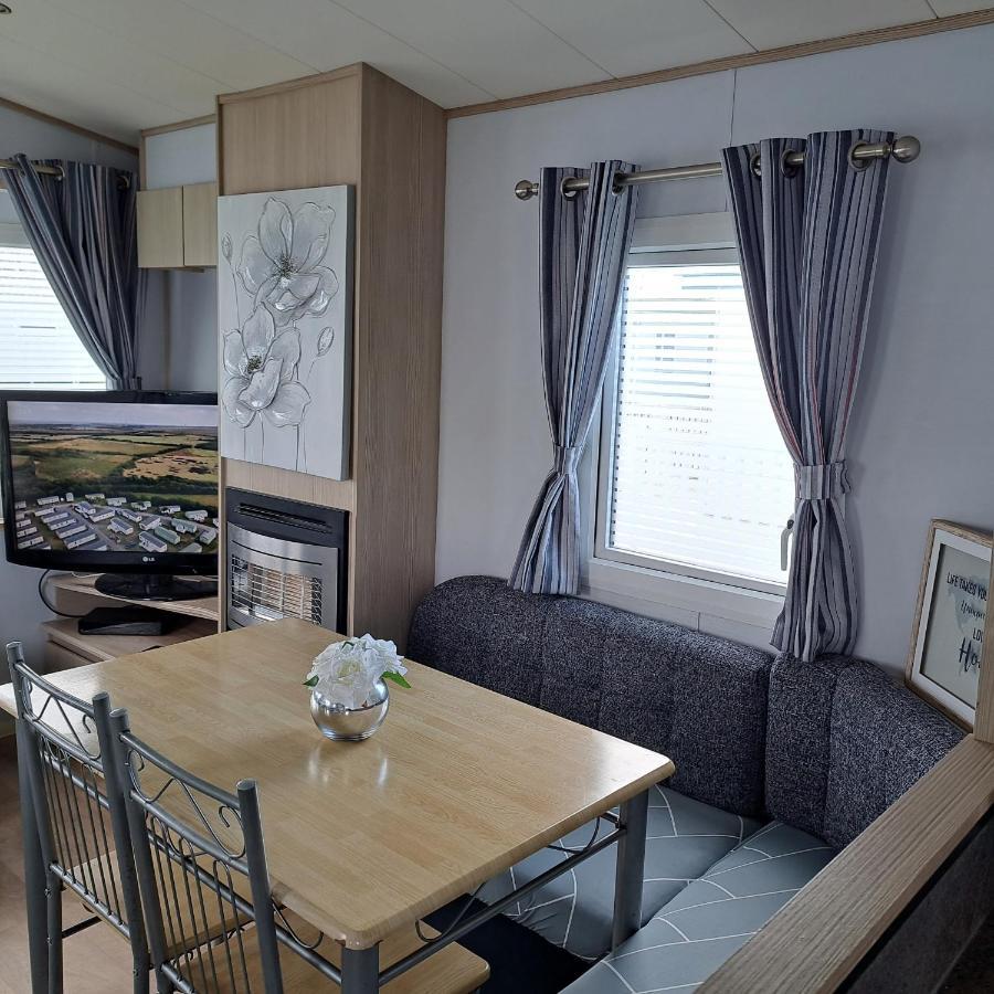 Cj & Daisies Holiday Home Престатин Экстерьер фото