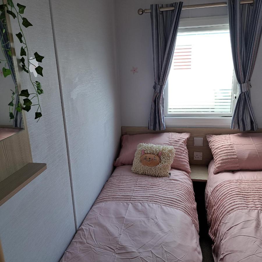 Cj & Daisies Holiday Home Престатин Экстерьер фото