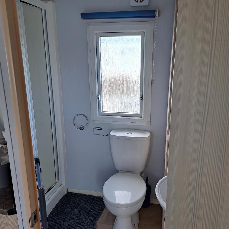 Cj & Daisies Holiday Home Престатин Экстерьер фото